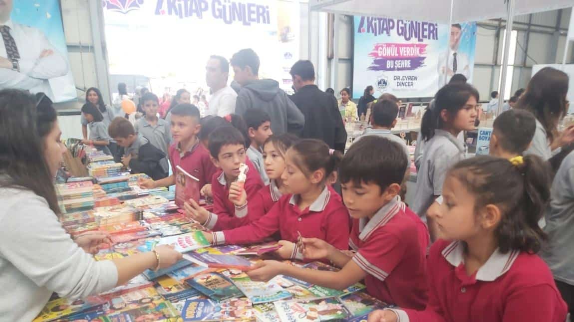 ÖĞRENCİLERİMİZ İLE AKSARAY KİTAP FUARINI ZİYARET EDERKEN